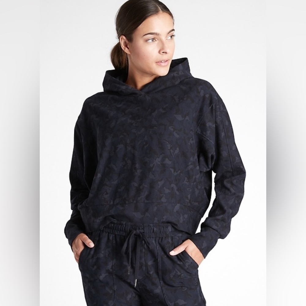 Athleta FARALLON PRINTED SWEATSHIRT Blue Camo XS Oversized Cropped Sweatshirt